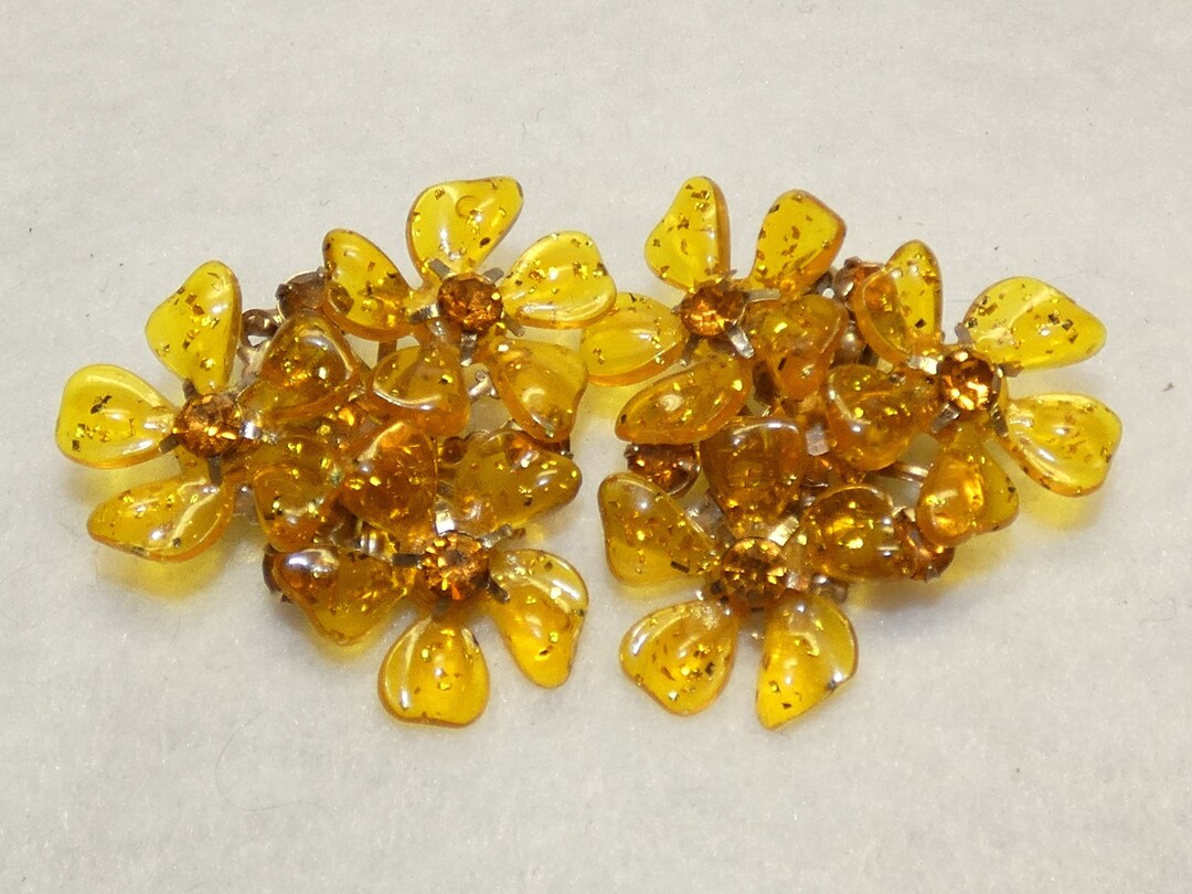 Vintage Lucite Yellow Glitter Cluster Flower Clipon Earrings, Golden