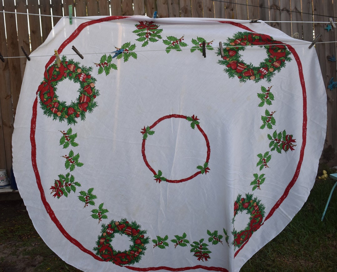 Vintage Round Christmas Tablecloth, Holly & Christmas Wreath Tablecloth