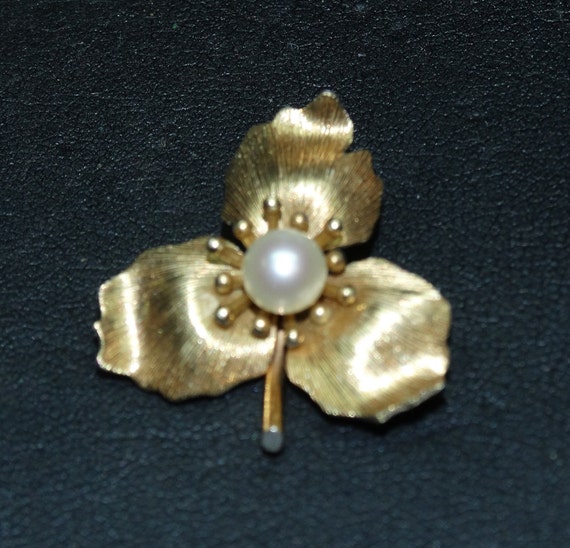 Dainty 3 Leaf Clover Pin w/Center Pearl, Gold Ton… - image 1