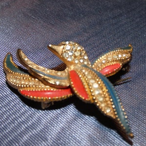 Vintage Gold Tone Red & Blue Rhinestone Bird Brooch Unsigned Patriotic Bird Brooch, Sparrow Pin, Green eyed Bird image 4