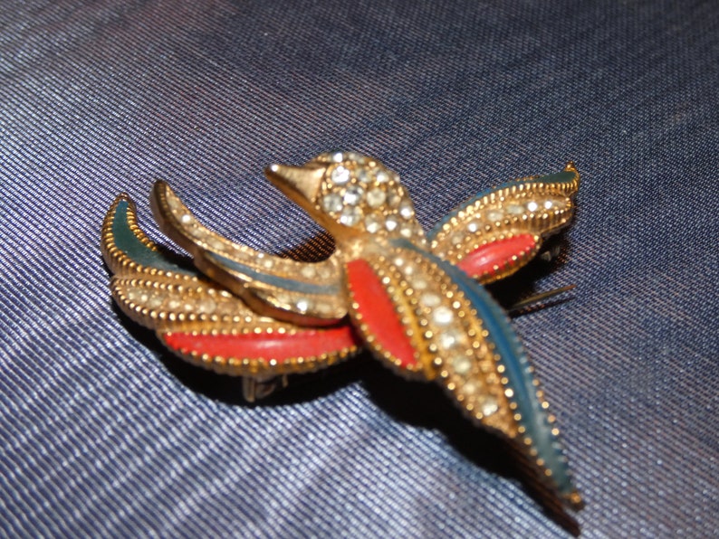 Vintage Gold Tone Red & Blue Rhinestone Bird Brooch Unsigned Patriotic Bird Brooch, Sparrow Pin, Green eyed Bird image 4