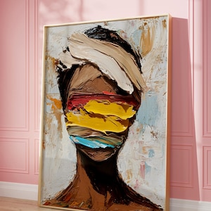 Könnte beinhalten: Abstrakte Malerei eines Gesichts mit bunten Streifen, die die Augen bedecken. Das Gemälde ist in einem dicken, strukturierten Stil mit einer Palette von Braun, Weiß, Gelb, Rot, Blau und Grün gehalten.