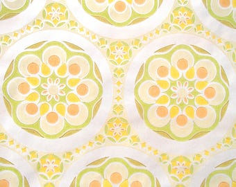 Puede incluir: Un patrón de papel tapiz vintage con un diseño repetitivo de círculos verdes, amarillos y naranjas sobre un fondo blanco.