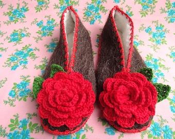 Pantoufles grecques pour dames avec rose crochetée à la main (en taille EU 37 / 38 / 39 /40)