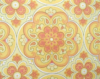 Puede incluir: Un patrón de papel tapiz vintage con un diseño repetitivo de motivos paisley y florales amarillos, naranjas y rosas.