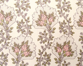 Puede incluir: Un patrón sin costuras con un diseño repetitivo de flores rosas y hojas verdes sobre un fondo crema.