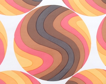 Op de afbeelding: Abstract patroon met herhaalde cirkels. Elke cirkel bestaat uit gebogen banden in bruin, roze, oranje en grijstinten, tegen een witte achtergrond. Het ontwerp roept een retro esthetiek op.