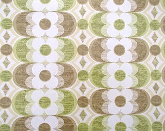Könnte beinhalten: Ein Vintage-Tapetenmuster mit einem sich wiederholenden Design aus weißen Blumen mit braunen Zentren, umgeben von grünen und braunen geometrischen Formen.