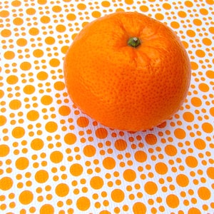 vintage Tapete mit kleinen orangefarbenen Punkten