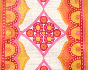 Op de afbeelding: Een vintage stof met een herhalend patroon van roze, oranje en gele cirkels en stippen. Het patroon is symmetrisch en heeft een retro-gevoel uit de jaren 1970.