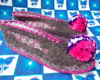 Griekse Slippers Maat 41 / UK7,5 / wol / leer / pompon
