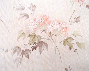Puede incluir: Un diseño de papel tapiz vintage con delicadas flores rosas y hojas marrones sobre un fondo beige.