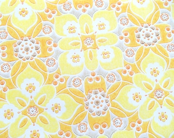 Puede incluir: Patrón repetitivo de flores estilizadas en tonos amarillo, naranja y marrón. El diseño floral se asienta sobre un fondo gris claro, creando una estética vintage. Adecuado para papel pintado o tela.