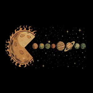 Puede incluir: Gráfico de estilo vintage que presenta un personaje Pac-Man con forma de sol consumiendo planetas sobre un fondo negro estrellado. Los planetas están representados en varios colores y tamaños, con los anillos de Saturno en un lugar destacado. El sol tiene un aspecto retro texturizado.