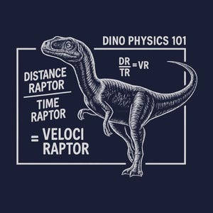 Może przedstawiać: Granatowa koszulka z białym nadrukiem Velociraptora i napisem "Dino Physics 101". Projekt zawiera równania oraz słowa "Distance Raptor", "Time Raptor" i "Veloci Raptor".