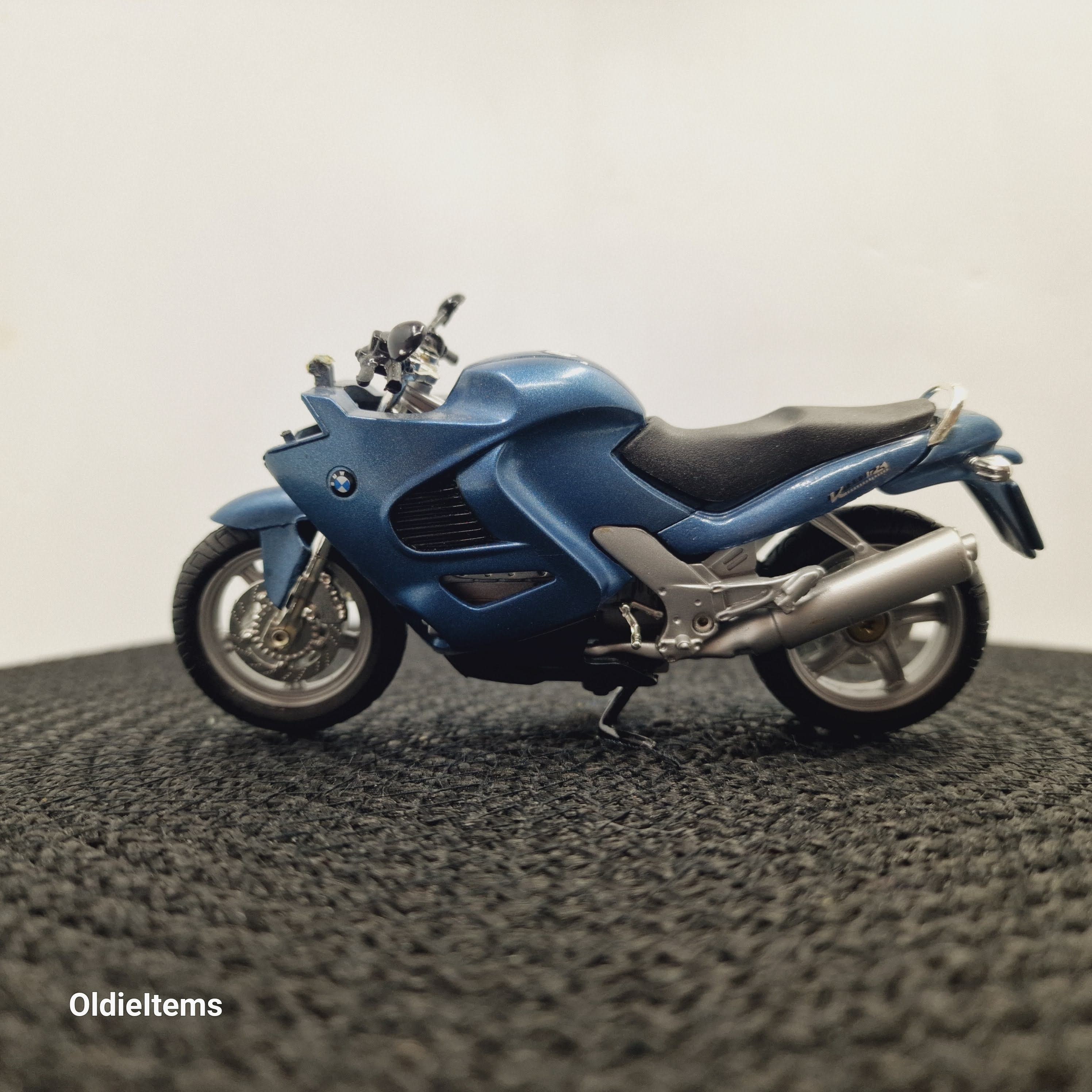 BMW K 1200 RS ミニチュアモデル 1/18 バイク BMW K1200RS 1:18 Motormax in Blue Color, With No Box and