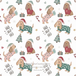 Peut inclure: Un motif répétitif illustrant des chiens marron portant des bonnets et pulls de Noël, des sapins, des cadeaux, des sucres d'orge, des boules, des étoiles, des flocons et des cœurs sur fond blanc avec le texte HO HO HO.