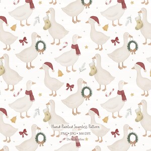 Peut inclure: Un motif répétitif composé d'oies blanches au bec et aux pattes orange, portant des écharpes rouges ou des bonnets de Père Noël. Les oies tiennent des chaussettes de Noël ou des couronnes vertes. Le design inclut des clochettes jaunes.