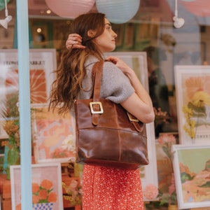 Brown Leather Tote Bag, Elegant Shoulder Bag with Zip Closure and Crossbody Strap, Stylish Buckle Detail, Womens Work Bag
