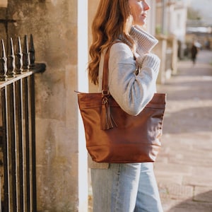 タッセル付き本革トートバッグ、大きめワークショルダーバッグ
