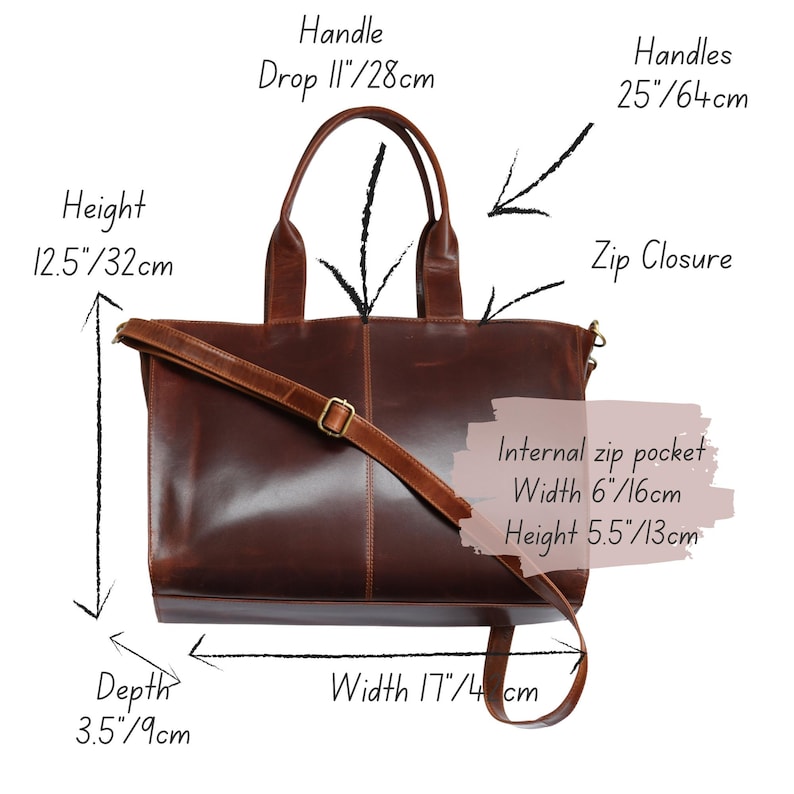 Pu&ograve; includere: Borsa tote in pelle marrone con chiusura a zip, tracolla e due manici. La borsa &egrave; larga 43 cm, alta 32 cm e profonda 9 cm. Ha una tasca interna con zip larga 16 cm e alta 13 cm.