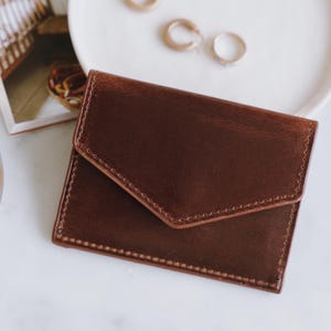 Handgefertigtes Braunes Leder Kreditkartenetui - Minimalistischer Kartenhalter mit Münzfach