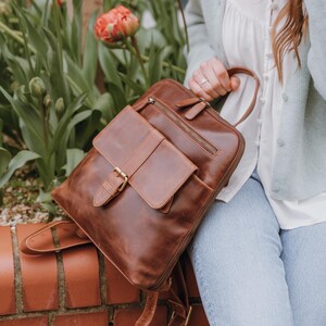 Lederrucksack, handgefertigter brauner Lederrucksack, stilvoller Tagesrucksack für Frauen, braune Lederrucksacktasche mit Tasche