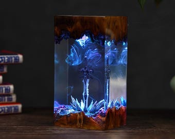 Lámpara de resina epoxi de espada Frostmourne hecha a mano: regalo para gamers, decoración de madera, figura de espada hecha a mano, lámpara de resina epoxi para diorama, regalo de Navidad.
