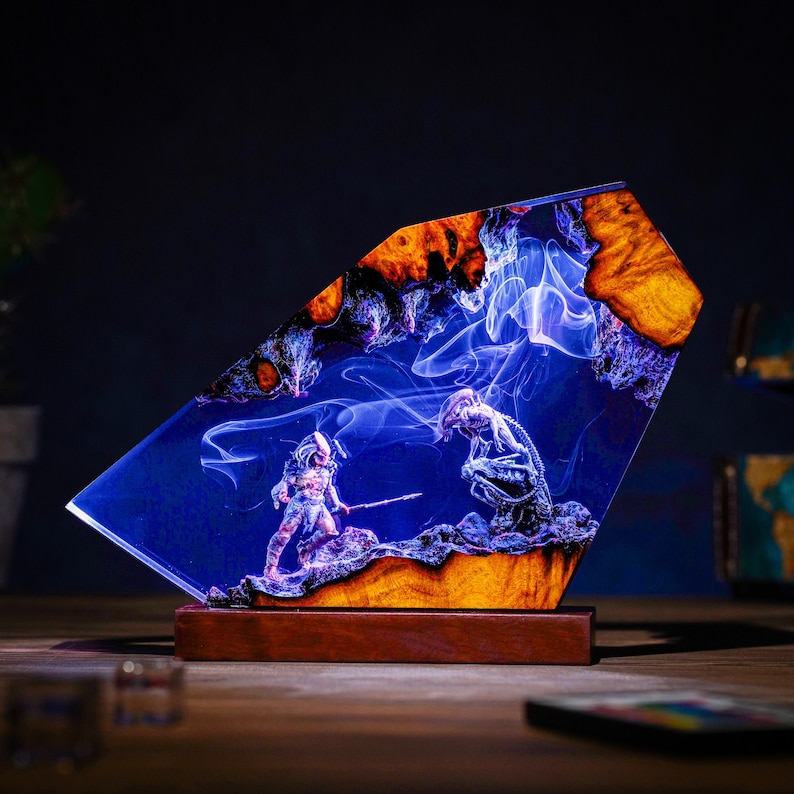 Lámpara de resina de Depredador vs. Xenomorfo, luz de monstruo espacial alienígena, decoración de ciencia ficción hecha a mano, regalo único para fanáticos del cine, pieza épica para la habitación de un coleccionista