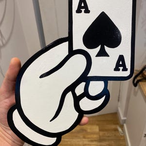 Cartello in legno tagliato dipinto a mano con mano di poker in stile cartone animato