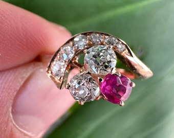 Belle Époque Trilogy Clover Ring, 18-Carat Gold, Natural Diamonds and Rubies