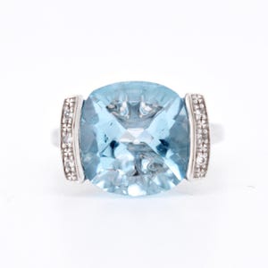 Vintage 18K Gold Ring with Blue Topaz and Diamonds
