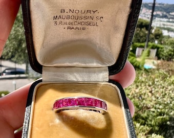 Bague éternité vintage en or blanc 18 carats et rubis naturels 2,5 carats