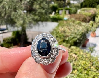 Bague Art déco, saphir naturel (2 carats) et diamants taille ancienne, vers 1930, style bague de fiançailles Lady Diana, platine, France