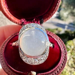 Bague Art Déco avec pierre de lune : or 18 carats et accent de diamants, 1920s