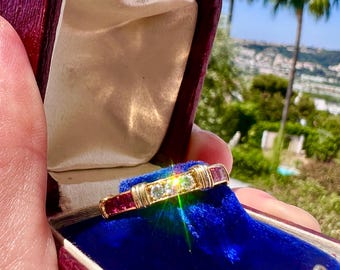 Cartier - Alliance vintage Contessa en or jaune et blanc, avec diamants et rubis