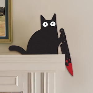Peut inclure: Silhouette noire d'un chat tenant un couteau ensanglanté. Le chat a des yeux blancs et est perché sur un rebord blanc. Le couteau a une lame rouge avec des éclaboussures de sang. Décoration d'Halloween.