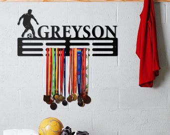 Espositore per medaglie da calcio - Appendino da parete in metallo personalizzato con nome, porta medaglie sportive personalizzato, regalo per tifosi di calcio e bambini