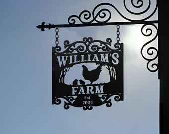 Może przedstawiać: Czarny metalowy znak z tekstem "William's Farm Est 2024" i sylwetką kury i kurcząt.
