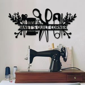 Plaque en métal personnalisée pour salle de couture, oeuvre d'art murale personnalisée pour machine à coudre, décoration de chambre de courtepointe, plaque nominative d'atelier de couture, décoration murale de salle de travaux manuels