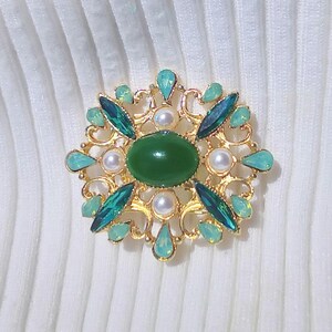 Vintage emerald brooch, golden nouveau inspired jade pin, refined quality antique style, vintage inspired statement jewellery, luxury gifts