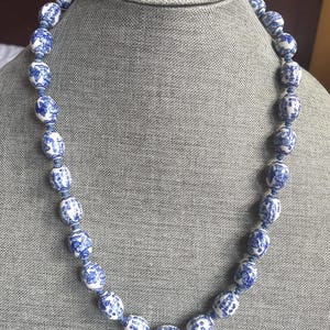 VTG Chinese Blue & White Hand Painted and Individually Knotted Necklace Box Clasp