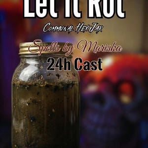 Op de afbeelding: Een glazen pot met een gouden deksel gevuld met donkere vloeistof en zwevende deeltjes. De tekst "Let it Rot" staat bovenaan, met "Communal Hex Jar" en "Spells by Mariska 24h Cast" eronder.