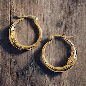 Vintage Metal Delicate Gold Crescent Moon Celestial Hoop Earrings, Crescent Moon Earrings, Moon Phase Earrings, Witchy Earrings, Witchy Core