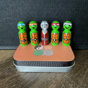 TMNT Set of 5 Hand-Painted Peg Dolls and Themed Storage Tin, Teenage Mutant Ninja Turtles Classroom Toys Children Kids Creative Play Travel