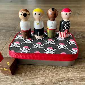 Pirate Friends Peg People Dolls Pretend Play Set in Themed Tin Travel Road Trip Toys Portable Activity Open Ended Creative Expression