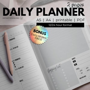 Puede incluir: Un planificador diario de dos páginas en formato de 12/24 horas. El planificador incluye secciones para listas de tareas personales y laborales, prioridades, comidas, una lista de compras, dinero, cómo te sientes y una calificación de tu día. El planificador también incluye una página adicional de revisión diaria.