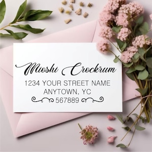 Könnte beinhalten: Eine weiße Karte mit schwarzem Text und einer dekorativen Verzierung. Der Text lautet "Mioshi Crockrum", "1234 Your Street Name", "Anytown, YC" und "567889".