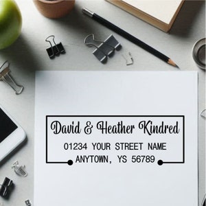 Puede incluir: Sellos de dirección de devolución en blanco y negro con el texto "David & Heather Kindred", "01234 YOUR STREET NAME" y "ANYTOWN, YS 56789".
