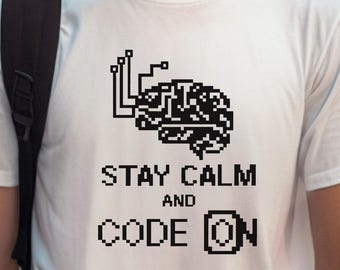 Maglietta per programmatori - Stay Calm & Code On Graphic Tee, design del cervello pixelato, maglietta unisex sulla cultura della codifica